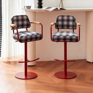 Taburete de bar giratorio ajustable con reposabrazos, estructura metálica y tapicería a cuadros para uso doméstico y comercial - Product Image 4