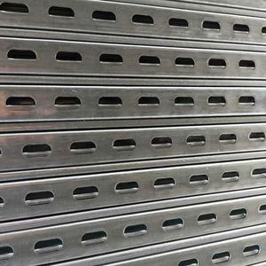 Fabricant chinois de rails perforés en acier galvanisé à fentes, soudés et pliés, pour usage commercial, profilés en C - Product Image 1