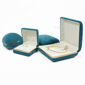 Boîte à bijoux en flanelle de luxe avec logo personnalisé, forme d'arche, boîte à bijoux en velours, motif carré multicolore, boîtes à bijoux personnalisées - Product Image 6