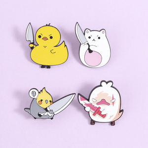 Precio al por mayor de fábrica: Broches de metal de animales con diseño de pato y gato divertidos y lindos con cuchillo, de esmalte suave, para mochilas y ropa - Product Image 1