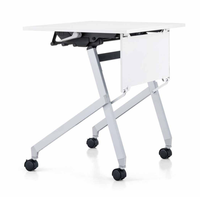 Bureau de formation pliable moderne, table de réunion mobile sur roulettes avec tableau latéral suspendu pour les espaces de formation éducative et de bureau
