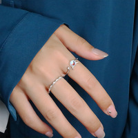 Anillo Abierto de Diseño Pequeño con Moissanita de Corte Princesa y Engaste de Garra, de Moda y Tendencia, para Compromiso y Boda de Jóvenes