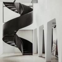 Escalier en colimaçon intérieur haut de gamme, élément élégant pour l'espace de vie, avec marches en bois massif pour un intérieur résidentiel de luxe