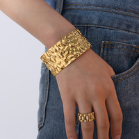Bracelet à ouverture réglable en acier titane naturel industrie lourde marteau motif Texture exagérée bracelet en acier inoxydable