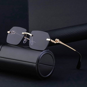 Gafas de sol cuadradas sin montura personalizadas para hombre, lentes de PC con protección UV400, patillas negras, estilo Instagram, protección solar para conducir - Product Image 2
