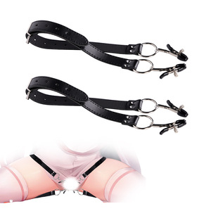 Pinza para pezones negra de cuatro cabezas con anillos para juguete de estimulación para adultos - Product Image 1