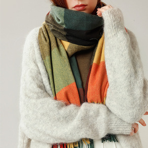 Écharpe longue à carreaux réversible pour femme, accessoire d'hiver pour un usage quotidien - Product Image 4