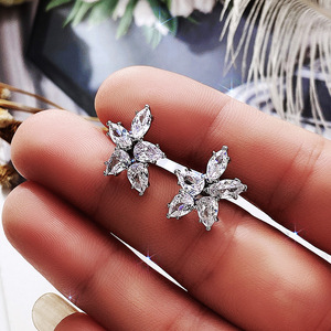 Orecchini a Perno con Fiore a Cinque Petali in Cristallo per Donne, Accessori di Moda Floreali per Uso Quotidiano - Product Image 4