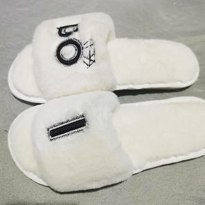 Mariage intérieur-extérieur léger à bout ouvert pour femmes pour pantoufles nouveau style en peluche blanche avec semelle extérieure en EVA pour l'hiver - Product Image 3