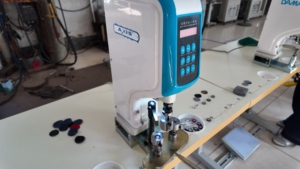 Nouvelle machine automatique pour la fabrication de boutons recouverts de tissu - Prix au Bangladesh et au Sri Lanka - Product Image 1