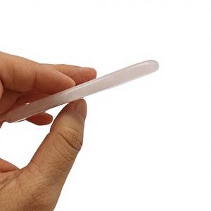 Rouleau de massage guasha en cristal blanc avec logo personnalisé masseur de visage avec boîte rouleau guasha en cristal blanc de haute qualité - Product Image 5