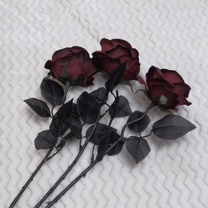 Bouquet de roses artificielles en soie noire et rouge pour Halloween, fond de photographie et décoration intérieure - Product Image 6