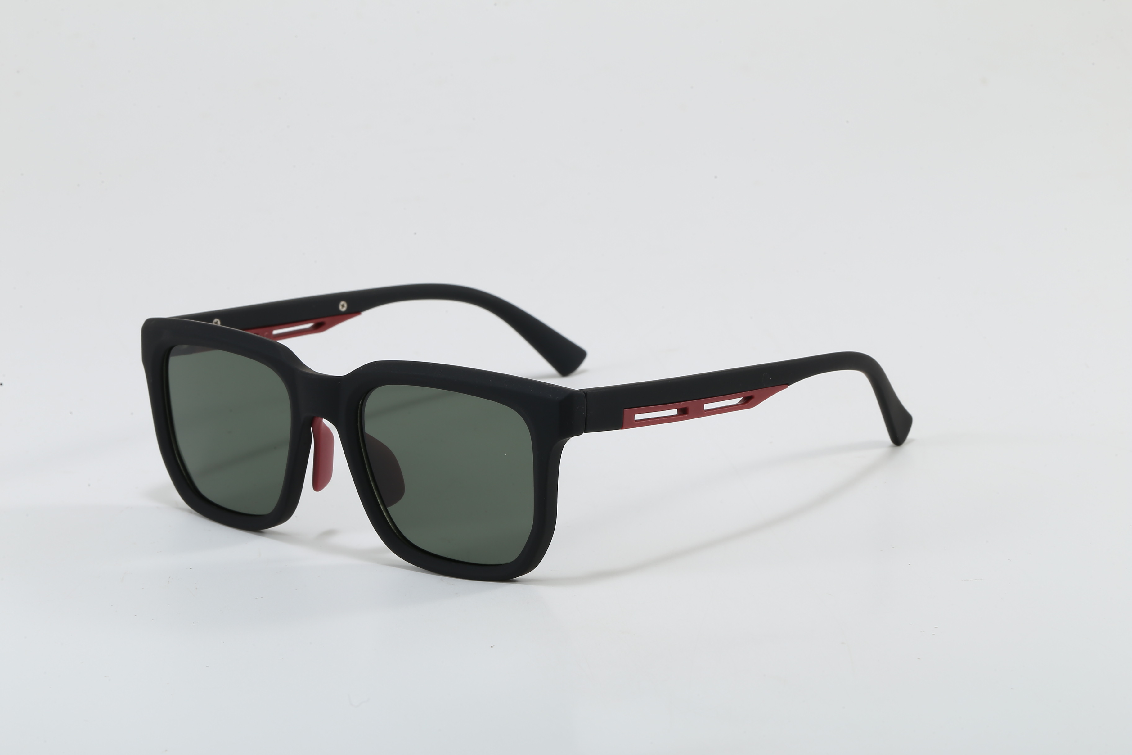 Cadre noir et rouge, pièce verte.