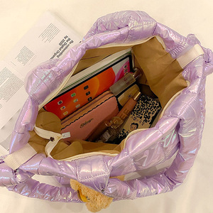 Sac à main matelassé en nylon avec logo personnalisé, couleur dégradée, sac fourre-tout rembourré, sac à bandoulière pour femme, sac en nylon matelassé et gonflé - Product Image 4