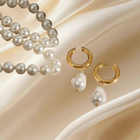 En gros Manchette d'oreille pour femme en acier inoxydable, style luxe léger, avec perle baroque et perle pendante, forme C dorée, sans perçage