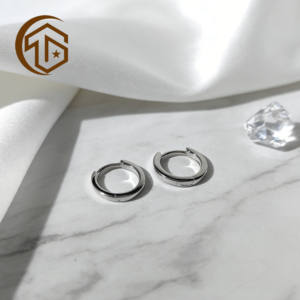 Boucles d'oreilles Huggie rondes en or poli Zhenwei Xina Jewelry, motif losange, or massif 18 carats, bijoux fins en or massif 14 carats, unisexe - Product Image 4