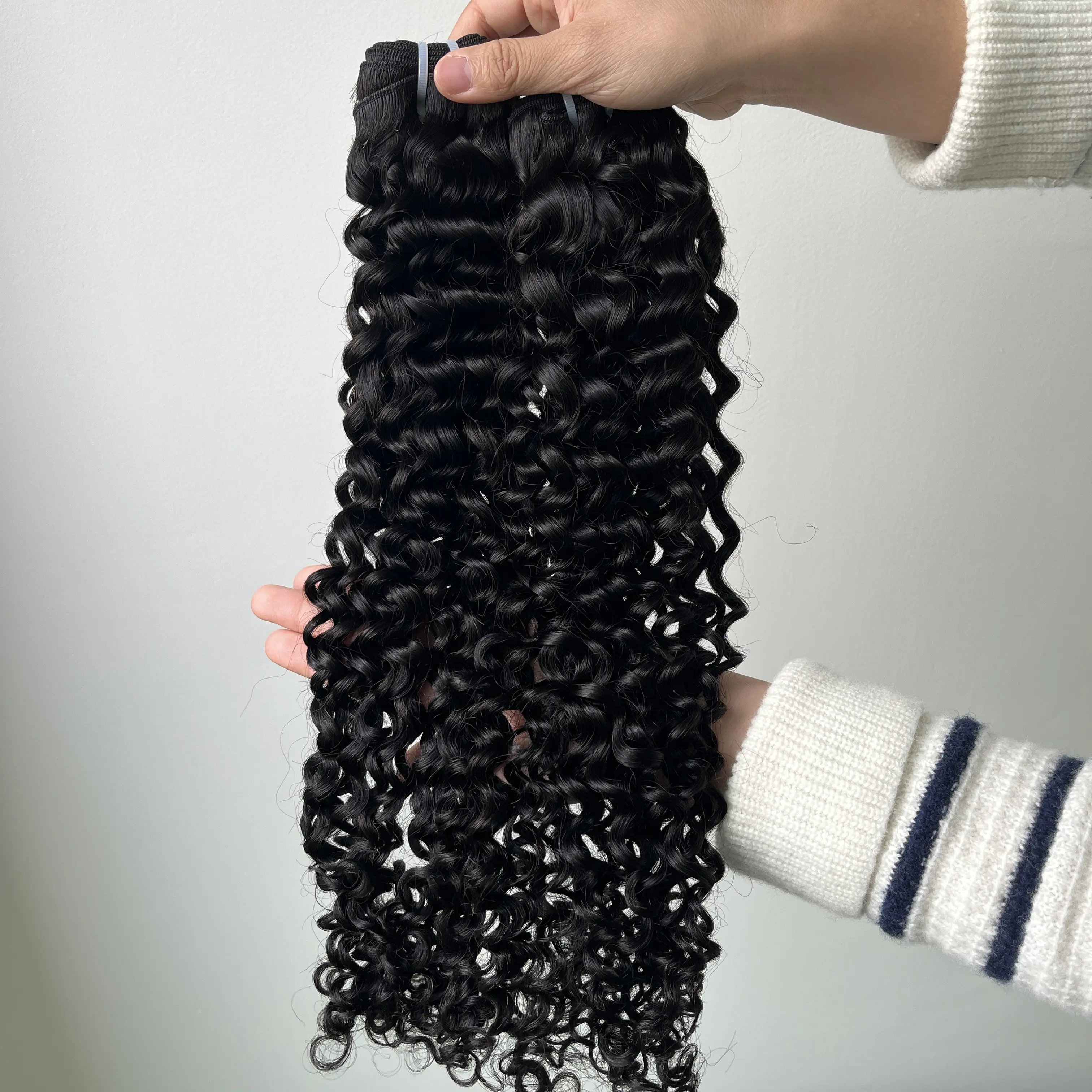 Grosir bundel ekstensi rambut hitam alami menenun rambut manusia Thailand keriting Vietnam untuk anak perempuan hitam