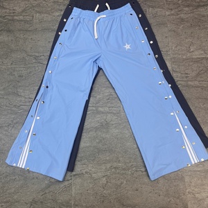 Pantalons de survêtement cargo en nylon et polyester pour hommes, style décontracté, noir uni, avec boutons latéraux et rayures, vente en gros d'usine - Product Image 4