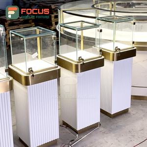 Comptoir à bijoux moderne en bois de haute qualité avec vitrine en verre et métal, idéal pour les centres commerciaux - Product Image 5