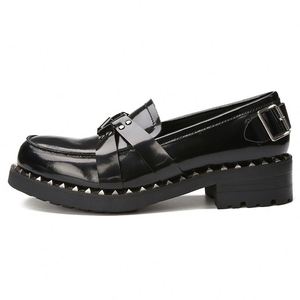 Chaussures en cuir verni rivetées pour hommes, mocassins tendance, style britannique, chaussures décontractées, design unique, chaussures de haute qualité - Product Image 4