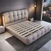 Lit double moderne de luxe 2026 avec cadre en bois, têtes de lit rembourrées, éclairage intégré et rangement en cuir – Collection de meubles de chambre à coucher