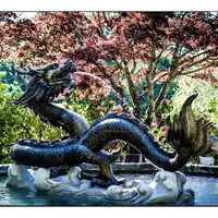 Декоративный садовый фонтан с бронзовым драконом