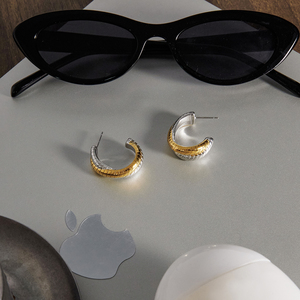 Boucles <span class=keywords><strong>d</strong></span>'oreilles créoles classiques J&<span class=keywords><strong>D</strong></span> bicolores <span class=keywords><strong>en</strong></span> acier inoxydable plaqué or 18 carats, <span class=keywords><strong>forme</strong></span> minimaliste <span class=keywords><strong>en</strong></span> X, <span class=keywords><strong>croix</strong></span> linéaire bicolore, créoles <span class=keywords><strong>en</strong></span> C - Product Image 5