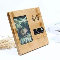 Horloge de bureau numérique LCD en bambou populaire en gros avec chargeur sans fil et affichage de la température et de l'humidité