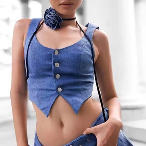 Traje de mezclilla de alta calidad para mujer Autumn Street: Top corto sexy con tirantes y minifalda plisada de corte A, en mezclilla deslavada con efecto ácido. - Product Image 3