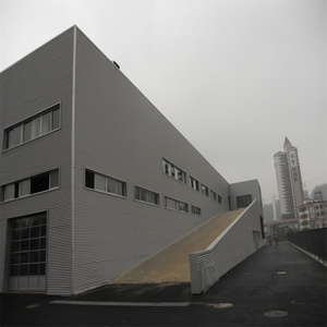 Edificio de Estructura de Acero, Edificio Industrial de Metal Corrugado con Rampa de Acceso Inclinada, Casa Prefabricada - Product Image 1