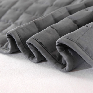 Couverture lestée 100% polyester gris foncé, garnissage en billes de verre à grille de 5 cm, soulagement du stress et de l'anxiété, utilisation printemps-automne - Product Image 3