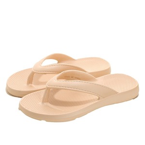 Tongs pour hommes de couleur unie à motif zigzag portées sur des sandales de plage classiques avec des rabats sur les côtés - Product Image 5