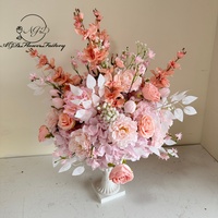 Arrangement floral artificiel de roses corail pêche personnalisé avec vase sur piédestal pour décoration d'arche de mariage