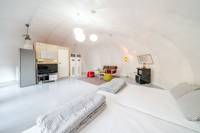 Tente de glamping de luxe en forme de chenille avec 2 chambres et salle de bain pour Airbnb Boutique