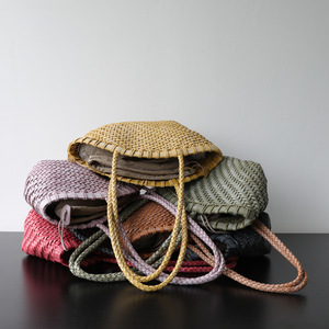 Sac fourre-tout tissé à la main, légèrement luxueux, en cuir de vachette tanné végétal et ciré effet brume; Panier en osier de style resort en forme de coquille - Product Image 3