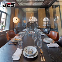 Ensemble de table en bois massif et de chaises en cuir capitonnées J2S pour projets hôteliers, restaurants et commerces de luxe sur mesure