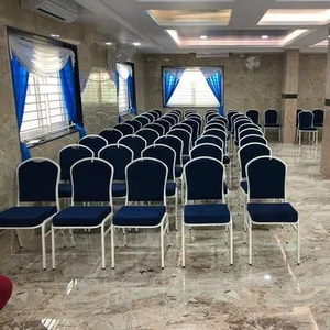Chaises de banquet de mariage empilables Offre Spéciale coussin en métal bleu avec finition dorée pour hôtels événements salles à manger et cuisines - Product Image 2