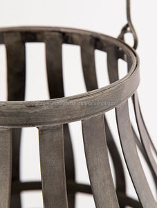 Linterna con forma de globo en hoja de metal con acabado Gris, perfecta para elegantes ideas de decoración de interiores y exteriores para el hogar y el jardín - Product Image 4