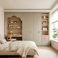 Armoire modulaire intégrée sur mesure du sol au plafond avec module de rangement cintré et tiroirs intégrés