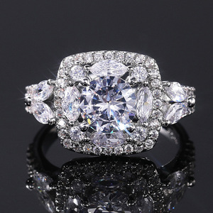 Anello di Diamanti F815 in Oro Bianco, Taglio Brillante Rotondo, Diamante Naturale, Anello di Fidanzamento da Donna, Colore D, Montatura Halo - Product Image 4