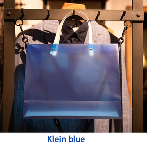 ถุงพรีเมียมพิมพ์โลโก้ บรรจุภัณฑ์หรูหรา ถุงของขวัญกระดาษแบบมีเชือกผูก ผลิตตามสั่ง กันน้ำ กันกระแทก กันฝุ่น สไตล์คริสต์มาส - Product Image 3