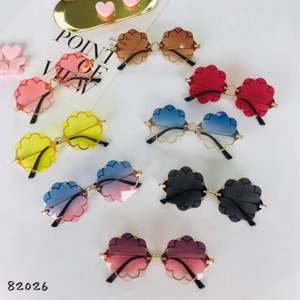 Gafas de Sol Infantiles de Moda, Lujosas y Lindas para Niños y Niñas, sin Montura, con Forma de Flor, 2020 - Product Image 2