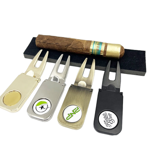 Herramienta duradera de hierro para reparar divots de golf con marcador de bola magnético y soporte para cigarros grabado, recuerdo de golf de aleación de zinc al por mayor - Product Image 3