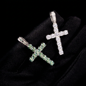 Pendentif Croix en Moissanite de Couleur Fantaisie RTS Bijoux de Mode Pendentif en Argent Sterling 925 Charmes Pendentif Croix en Moissanite Verte - Product Image 1
