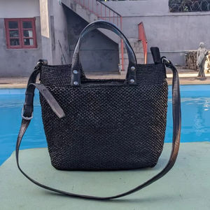 Sac en paille tissé à la main multi-poches tendance avec intérieur organisé et compartiment zippé, pratique pour les voyages et les courses - Product Image 1