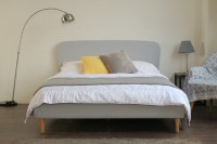 Base de Cama Moderna Tapizada en Tela Gris Claro, Tamaño Queen, Fácil de Montar, Ideal para Apartamentos de Alquiler