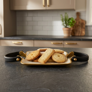 Bandeja Decorativa Irregular Moderna de Aluminio Chapado en Oro, Hecha a Mano por Artesanos de Jaffs Exports, con Asas de Cuero Negro, Paquete Individual - Product Image 5