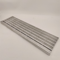 Grille en acier de style industriel, surface dentelée, traction accrue, robuste, adaptée aux besoins individuels complexes