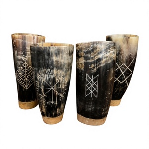 Corne à boire viking en verre de luxe de haute qualité, artisanale, avec gravures, logo personnalisé, couvercle en bambou – Durable pour les mariages - Product Image 1