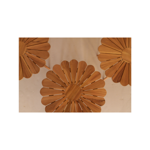 Elegante mesa auxiliar con detalles florales, fabricada con madera de teca de alta calidad, perfecta como mesa auxiliar para realzar el encanto de su sala de estar, con un acabado duradero. - Product Image 3